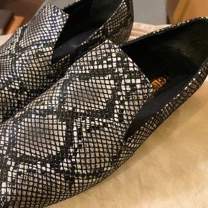 Beautiful size 38 - 39 (Run large) Figura black and white loafers